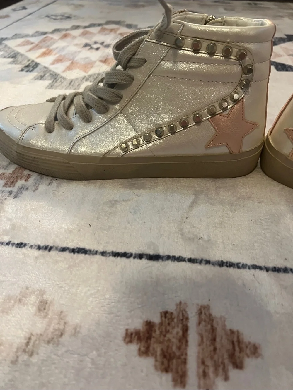 Women’s High-Top Fashion Sneakers in Metallic Cream with Pink Star